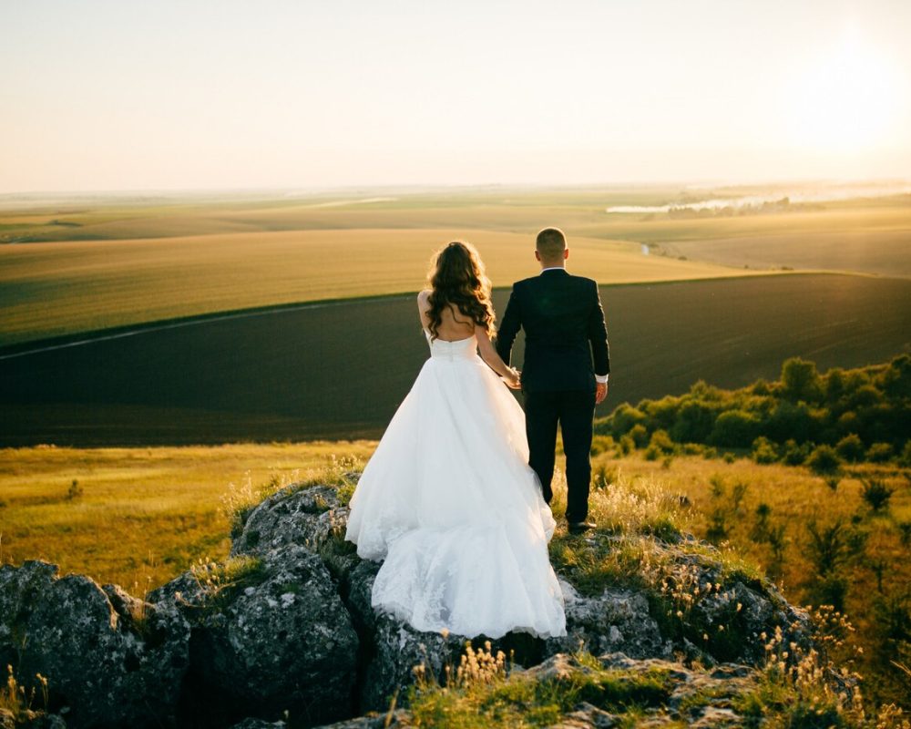 beautiful-couple-posing-their-wedding-day_1328-3504